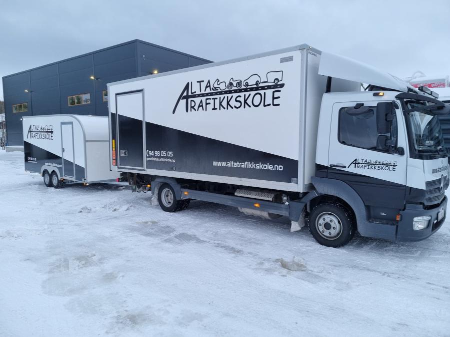 Lettlastebil og tilhenger